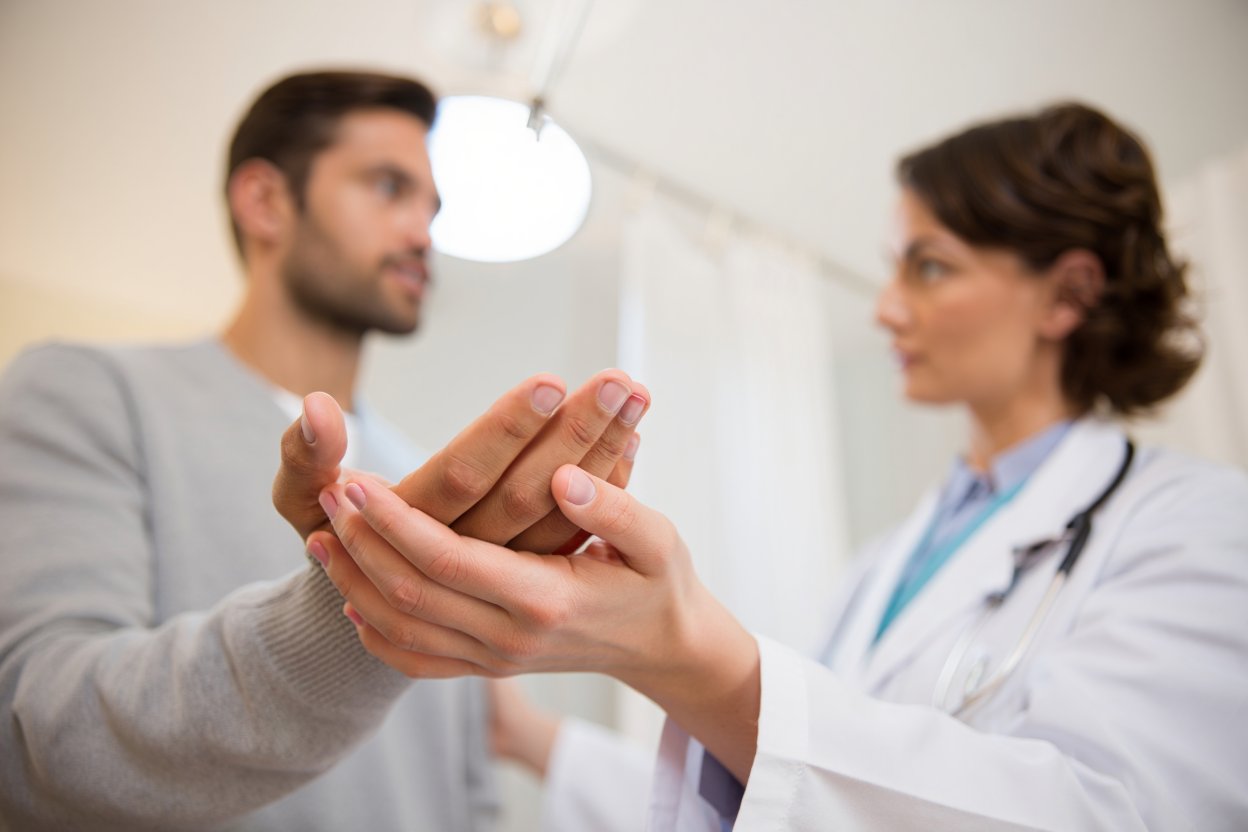 Мужчина на консультации у врача