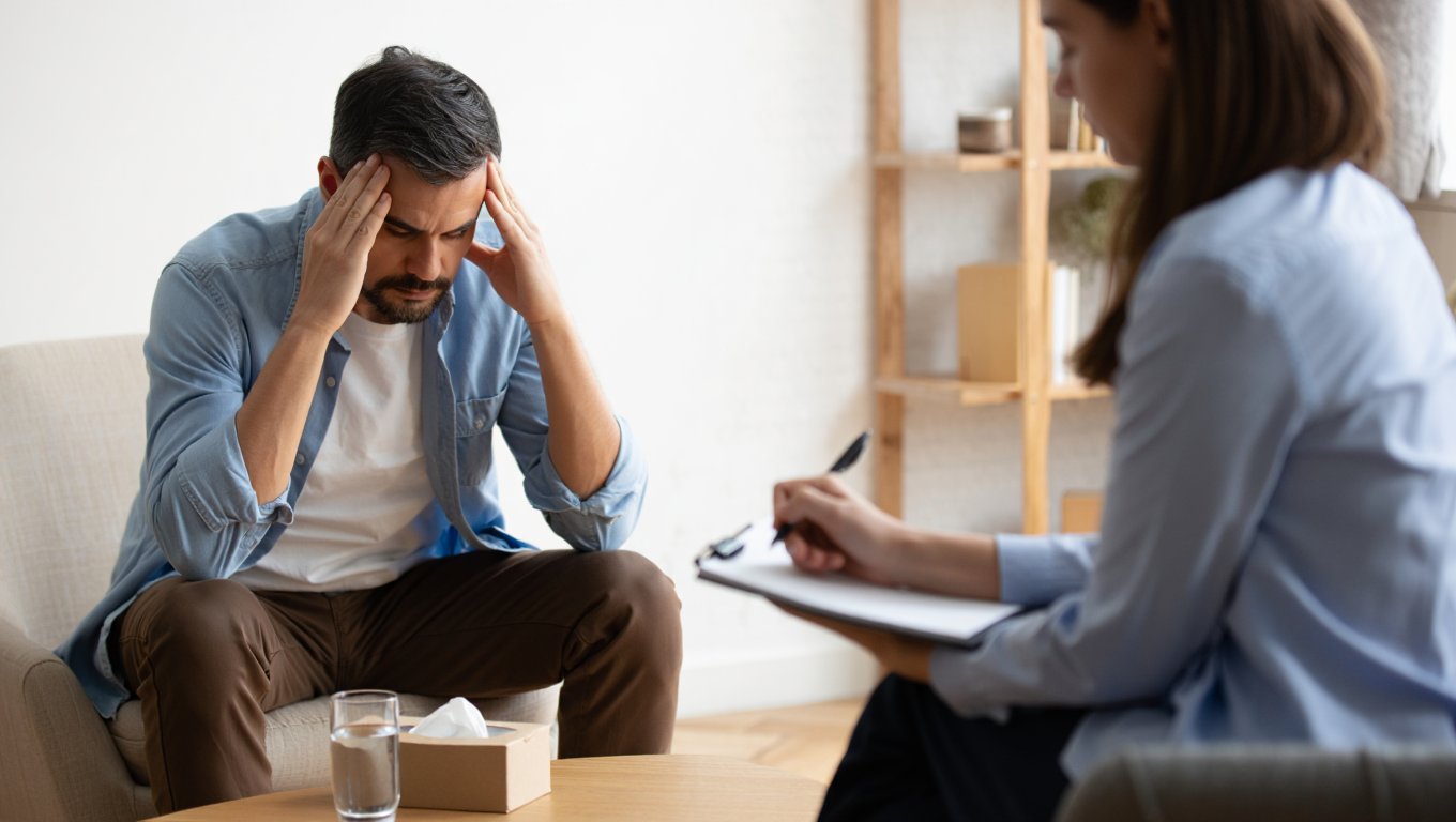 Мужчина с ДРЛ на приеме у психиатра Грустный мужчина и женщина психиатр